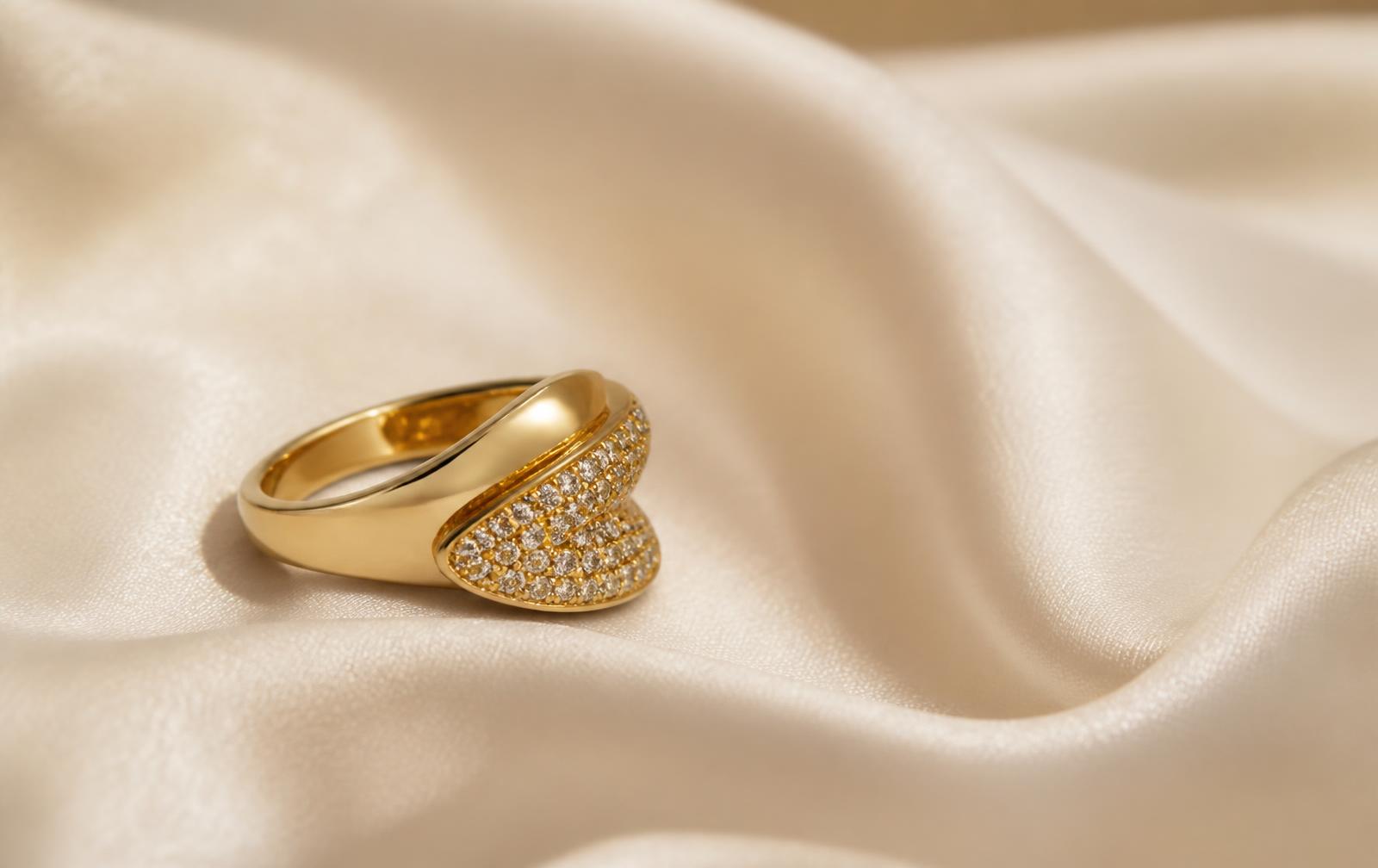 Ring aus 18 Karat Gold auf elfenbeinfarbener Seide